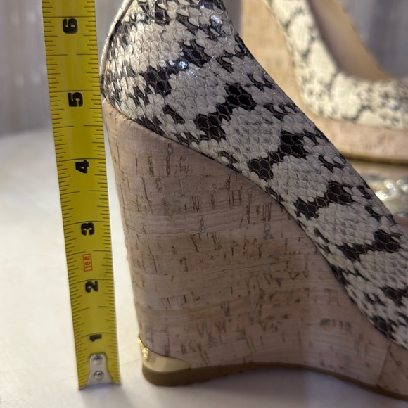 JIMMY CHOO Snakeskin Gray & Ivory Leather Peep Toe Cork Heels 7.5 (Sz 38) - Picture 11 of 17